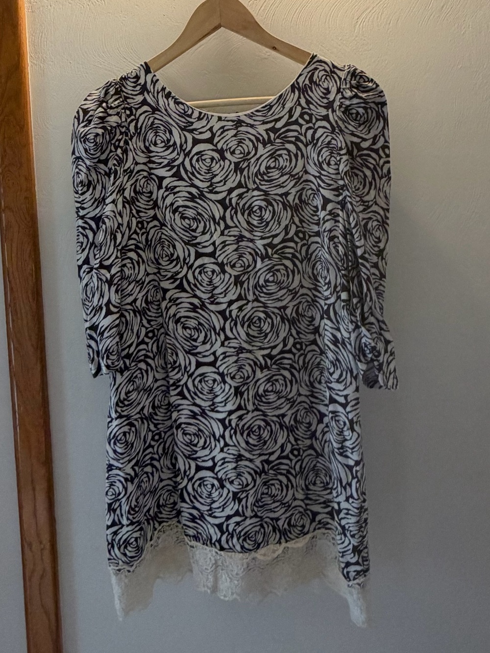 Floral Rose Print Lace-Hem Dress in Black & Cream